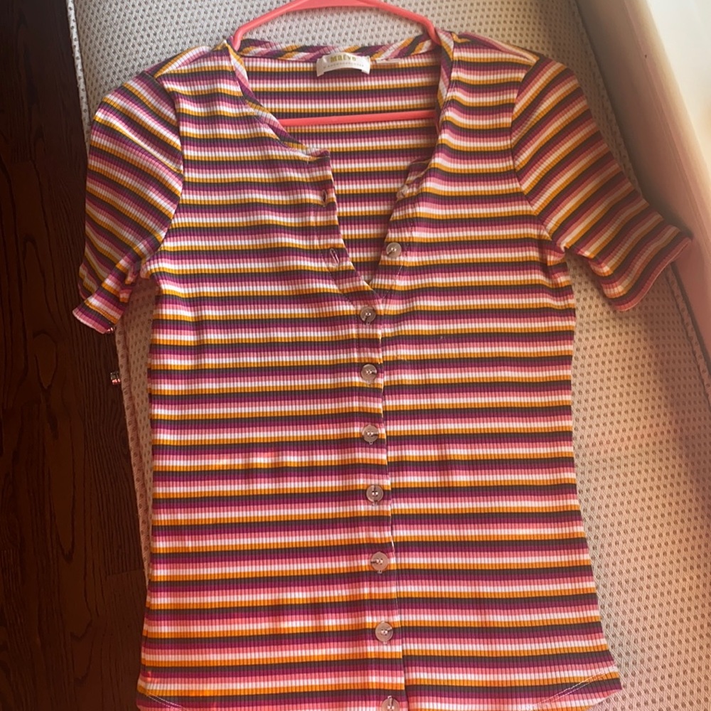 Stretchy material fitted cotton shirt.